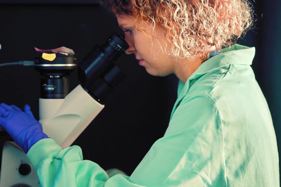 Om de știință care folosește un microscop într-un laborator