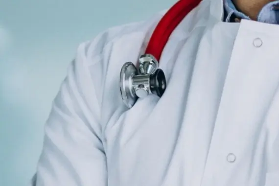 Medic cu stetoscop
