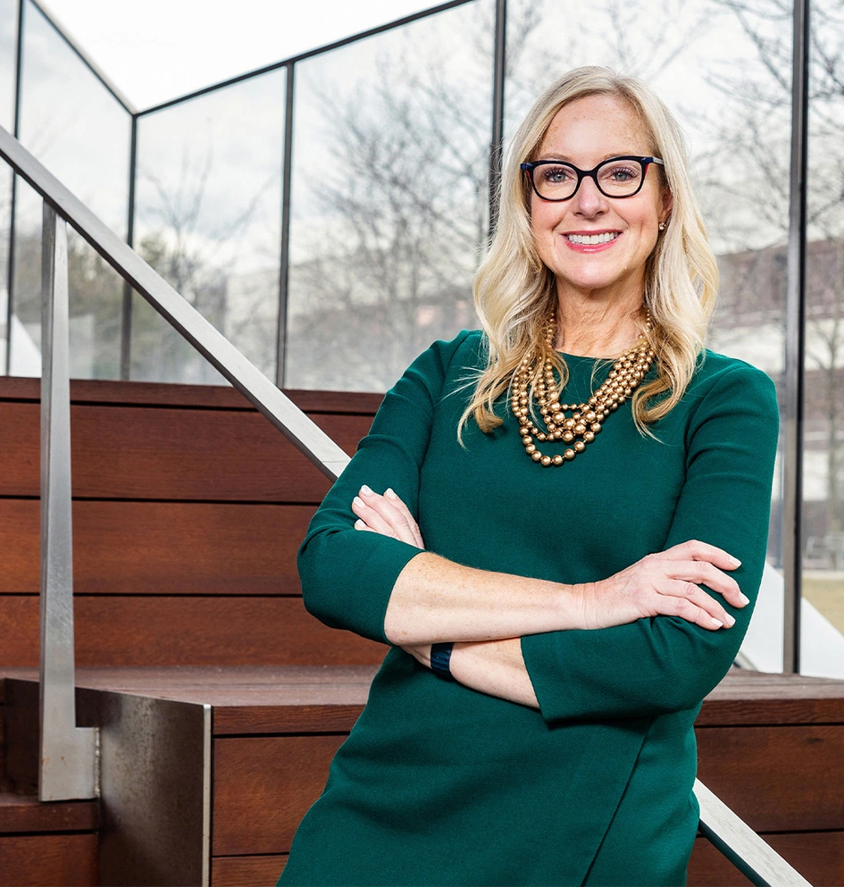 Osoba zaposlena u Novartisu stoji na stepenicama