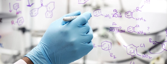 Naučnik ispisuje formulu