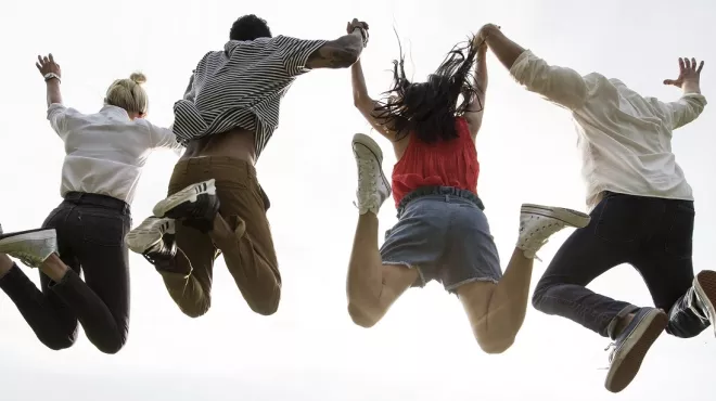 Mladi ljudi skaču u vazduh