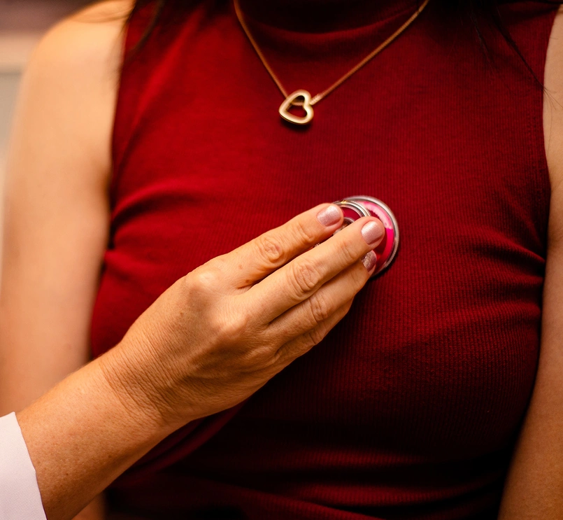 Врач слушает сердце