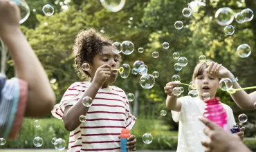 дети пускают мыльные пузыри