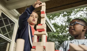дети строят башенку