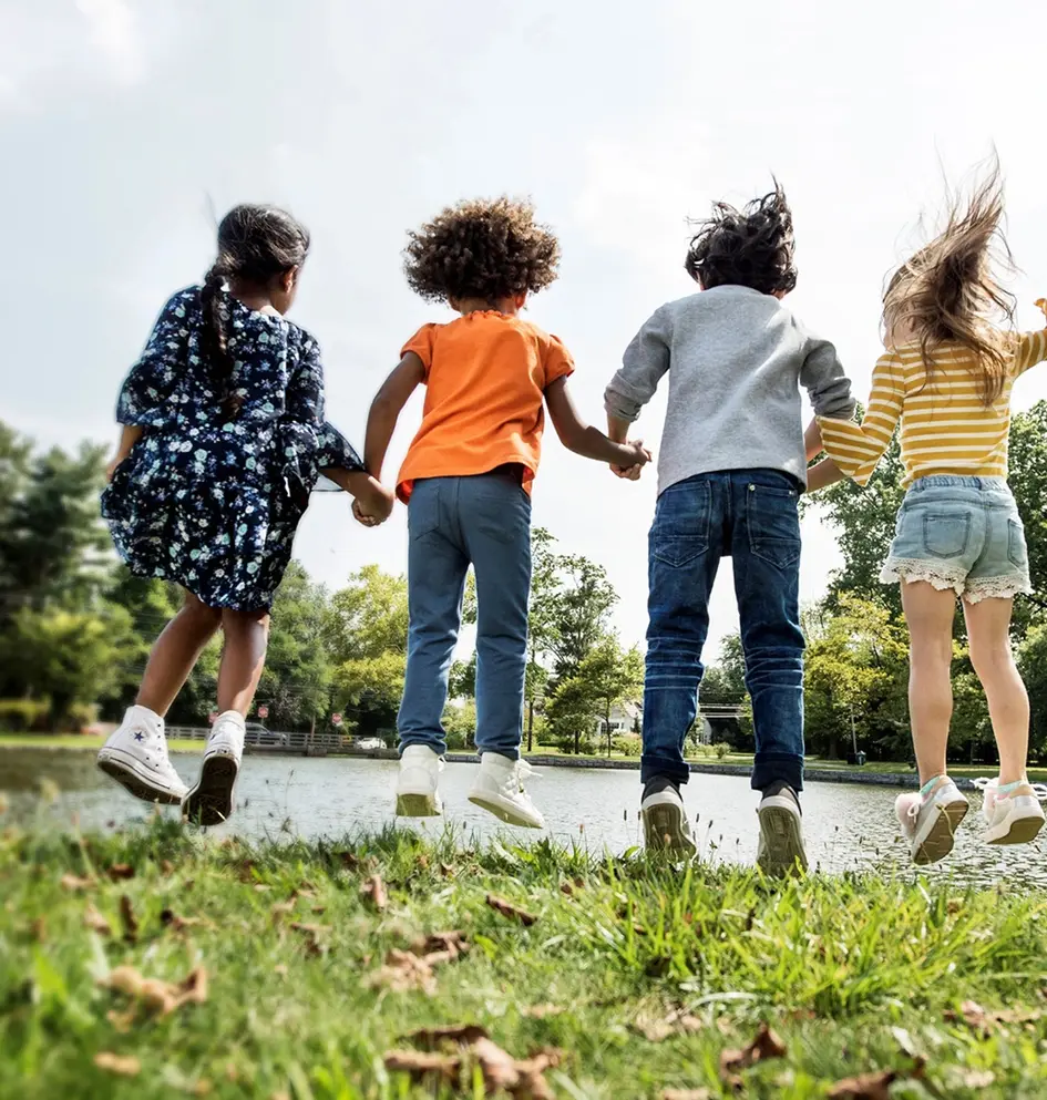 Banner Hăllbarhet, photo of children jumping