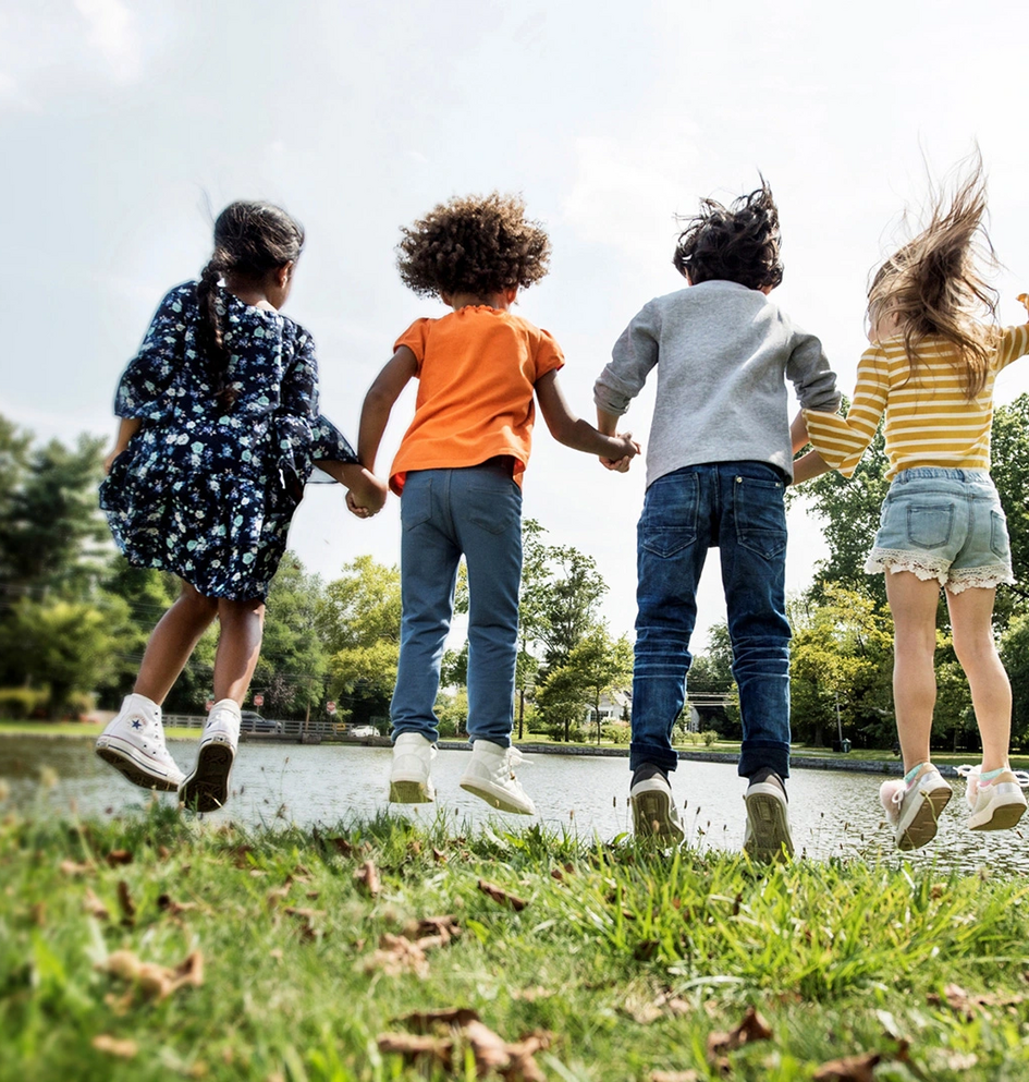 Banner Hăllbarhet, photo of children jumping