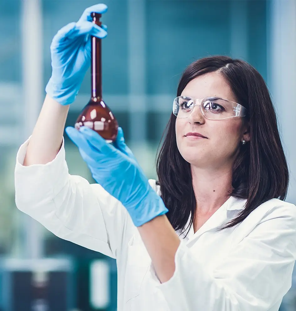 Banner vårdpersonal, scientist carrying out tests 