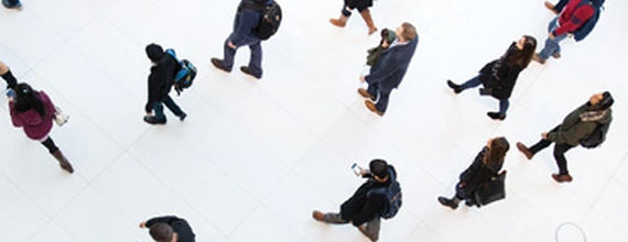 Många människor rör sig. Foto.