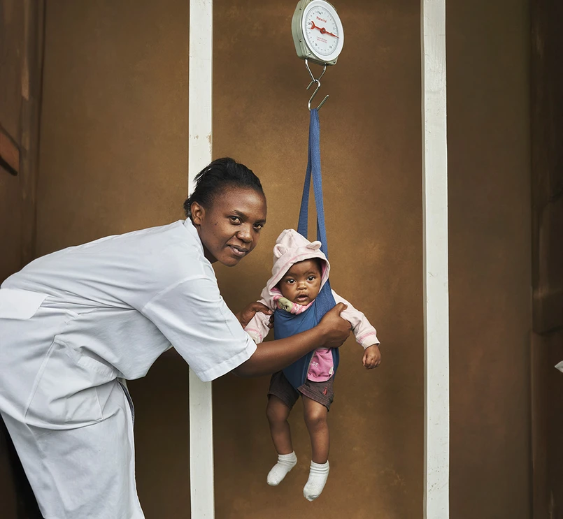 Zdravstvena delavka, ki se igra z malčkom