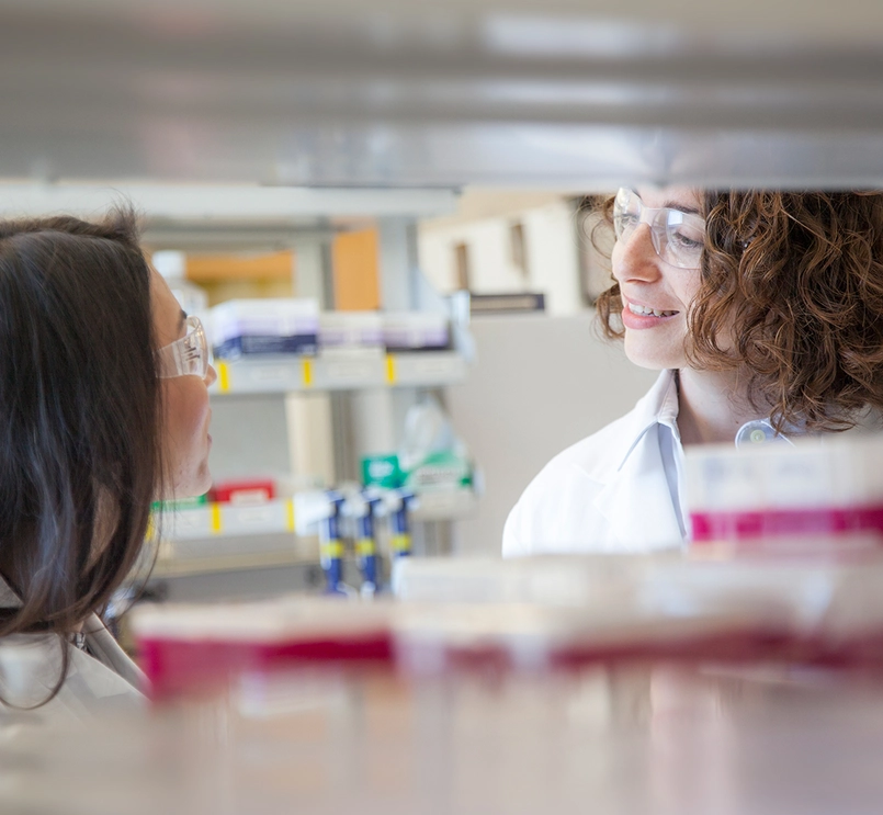 Raziskovalki v laboratoriju