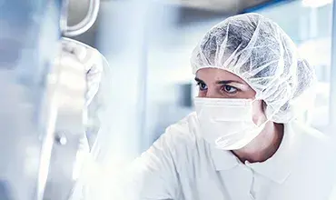 Znanstvenica, ki dela v laboratoriju