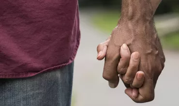 Dve osebi, ki se držita za roke