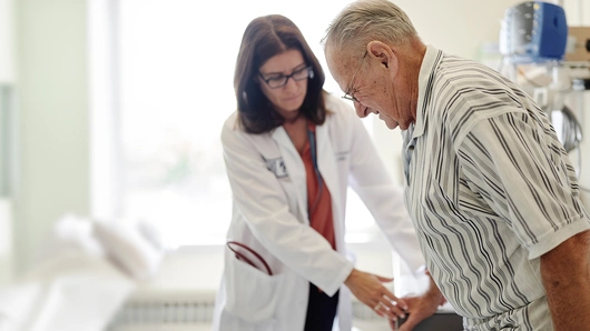 Starejši gospod na pregledu pri zdravniku