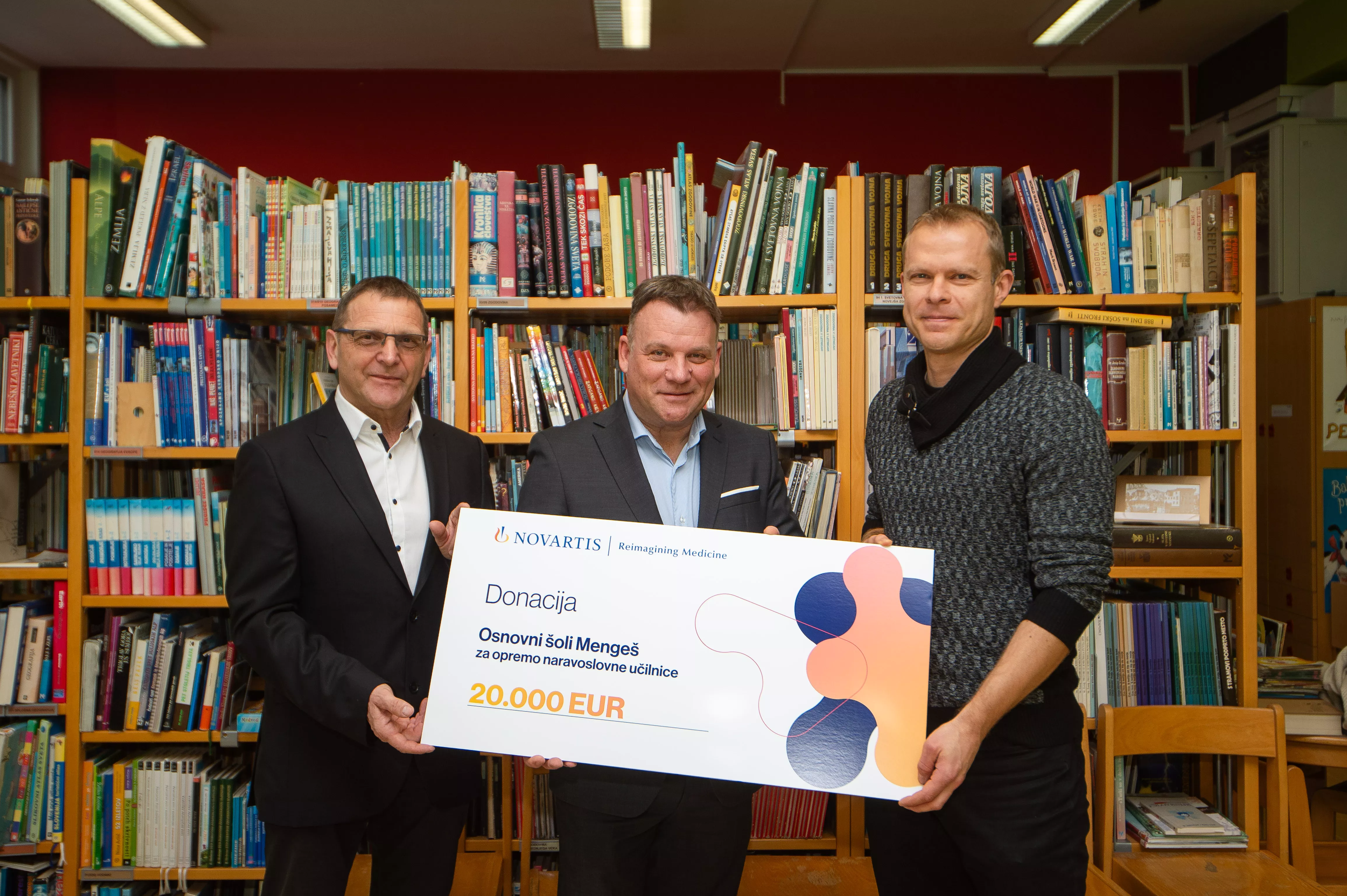 Novartis je Osnovni šoli Mengeš predal donacijo v višini 20 tisoč evrov