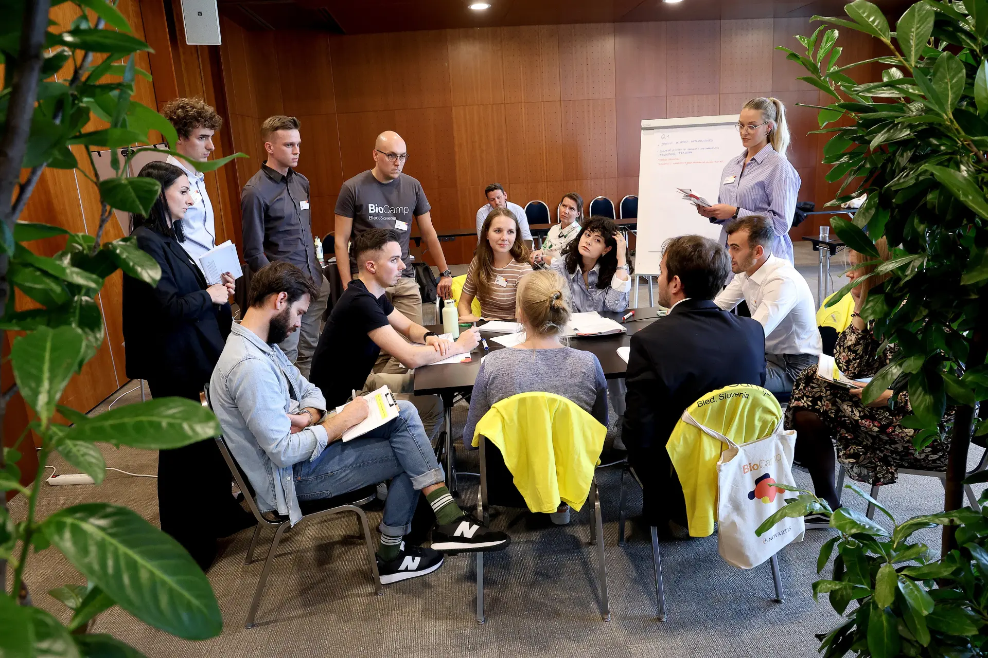 Udeležnci BioCampa 2024 med praktičnim delom