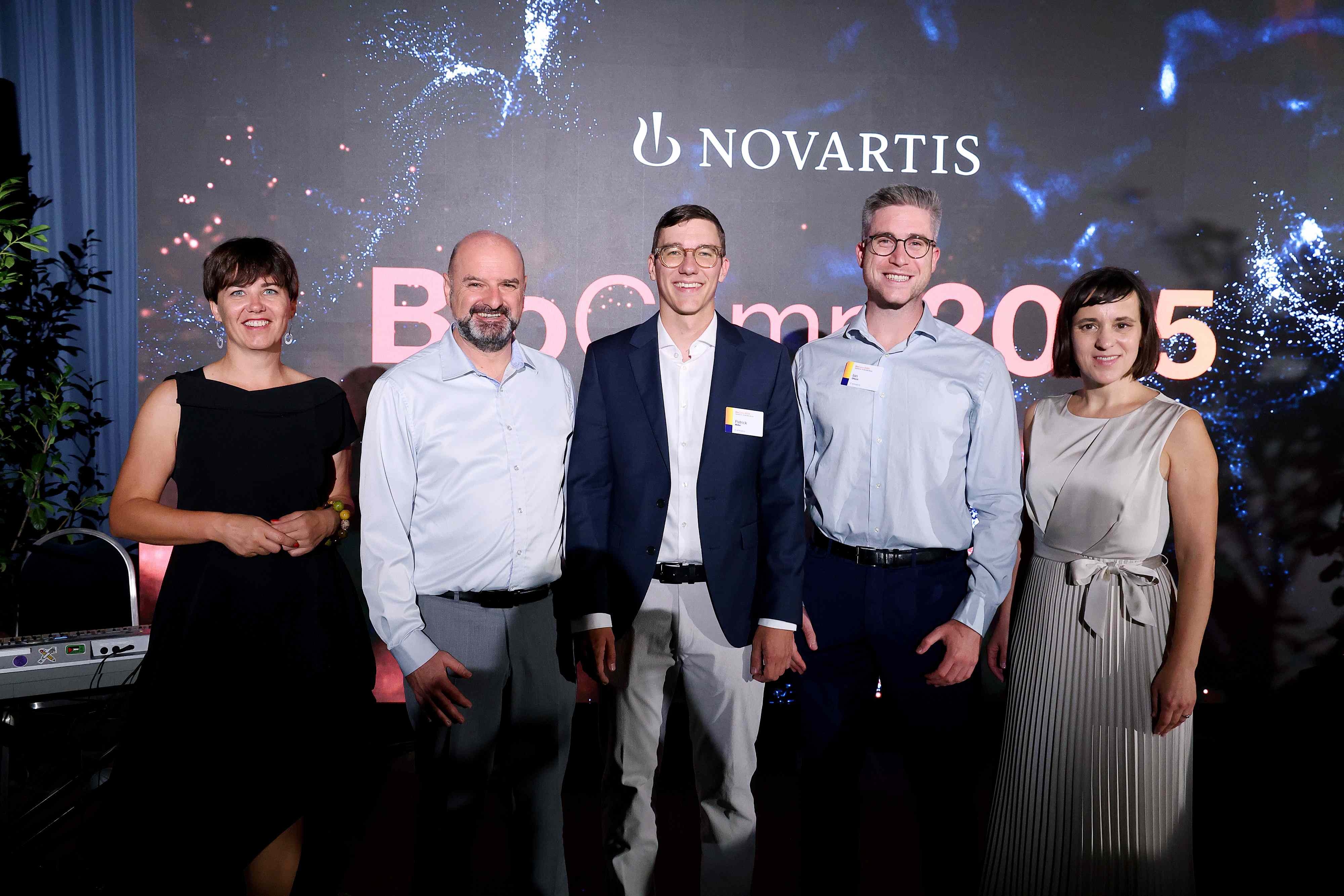 Zmagovalca BioCamp 2025 in predstavniki Novartisa