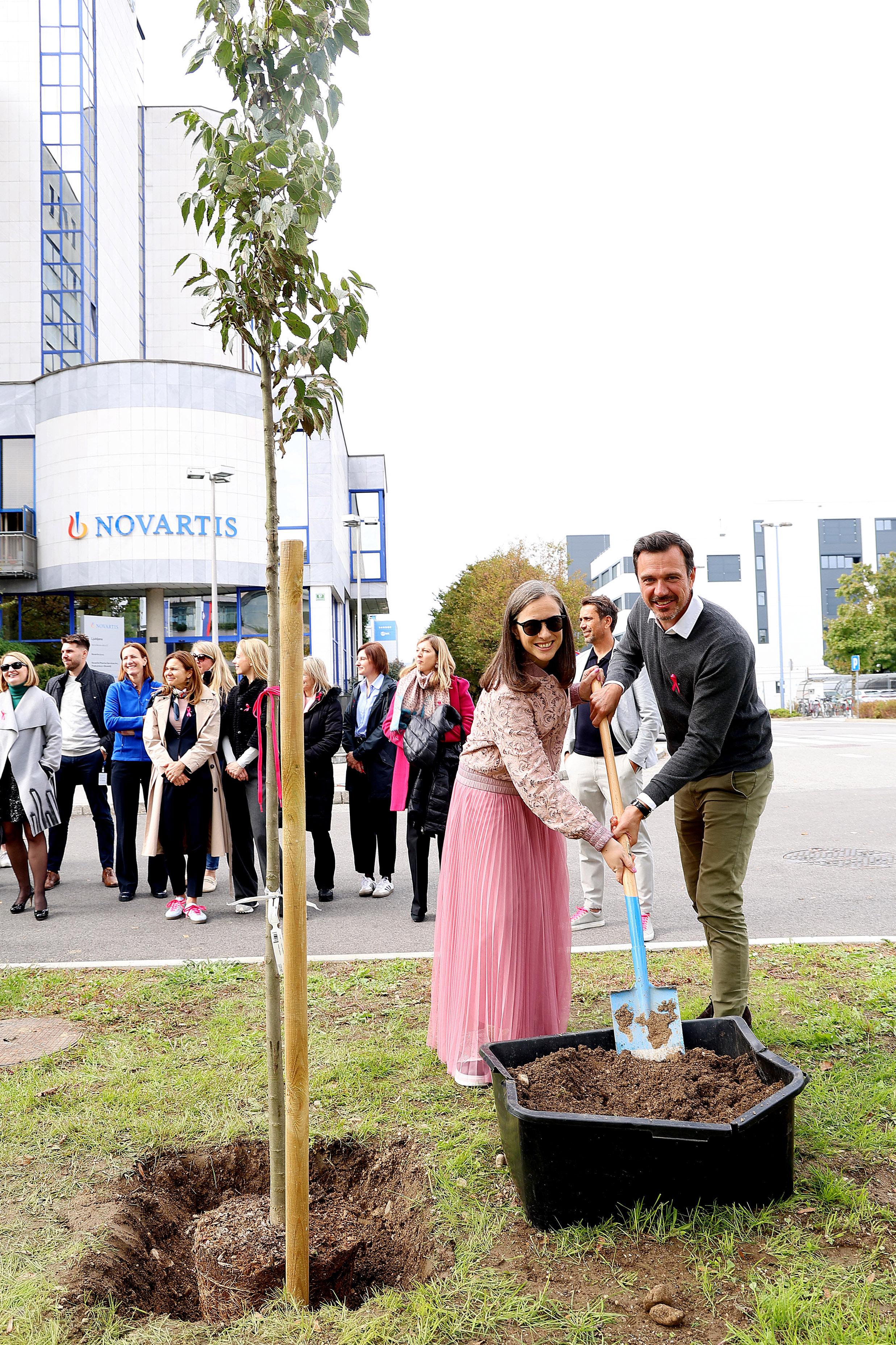 Tanja Spanic (Europa Donna) in Aymeric Royère (Novartis) rožnato drevo