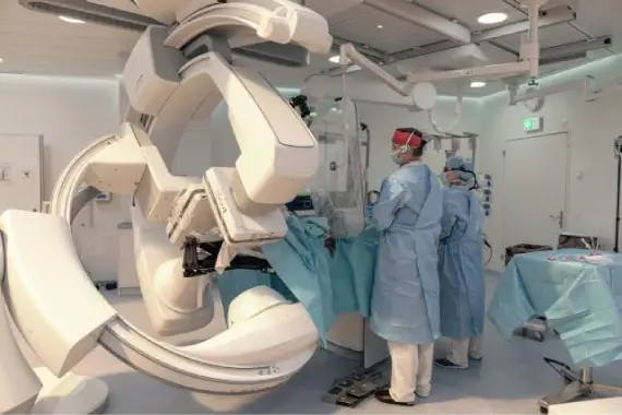 Medicinska ekipa uporablja napredno opremo v operacijski sobi