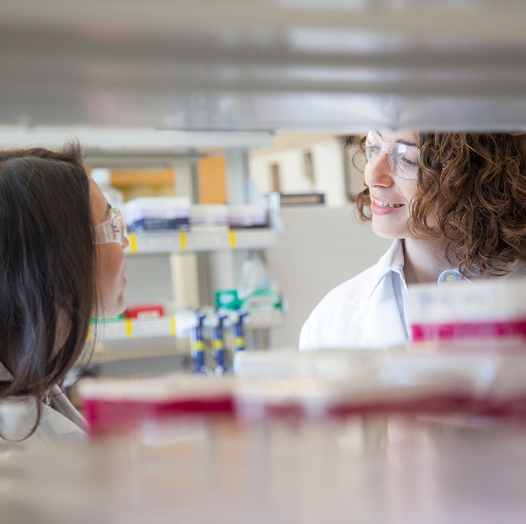 Raziskovalki v laboratoriju