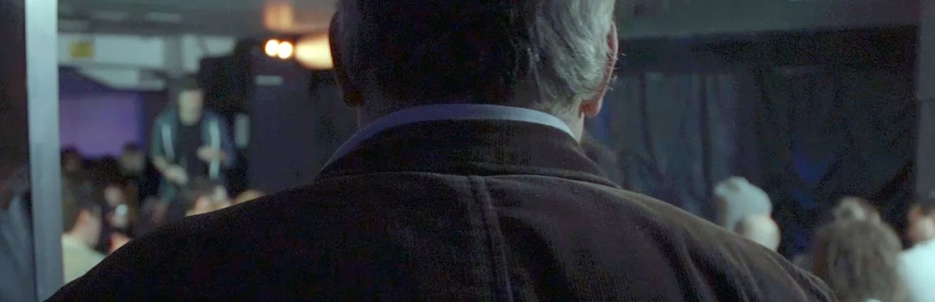 Comedian Toby Hadoke prepares to speak with an audience about psoriasis