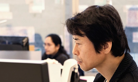 Three data and digital research experts working on computers in a Novartis office. Across Novartis R&D, teams are taking advantage of rapid advances in digital technologies to cut the time it takes to discover and develop drugs for patients while further improving on quality, safety, and the patient experience.
