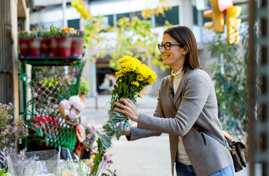 Lady buying yellow flowers in a store