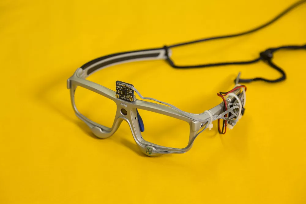 Smart glasses developed by Leung and Schmied, which measure both light effects and eye movements.