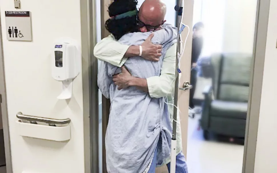 A kidney patient is hugging her brother in the hospital