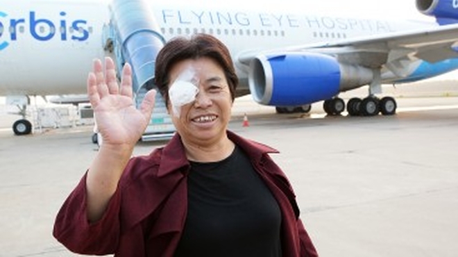 Patient waves to the camera after surgery Mrs. Cao waves to the camera after exiting the flying hospital post-operation