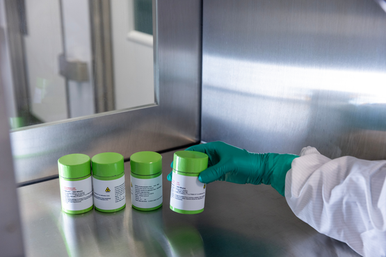 RLT canister / lead-shielded canister contains RLT doses