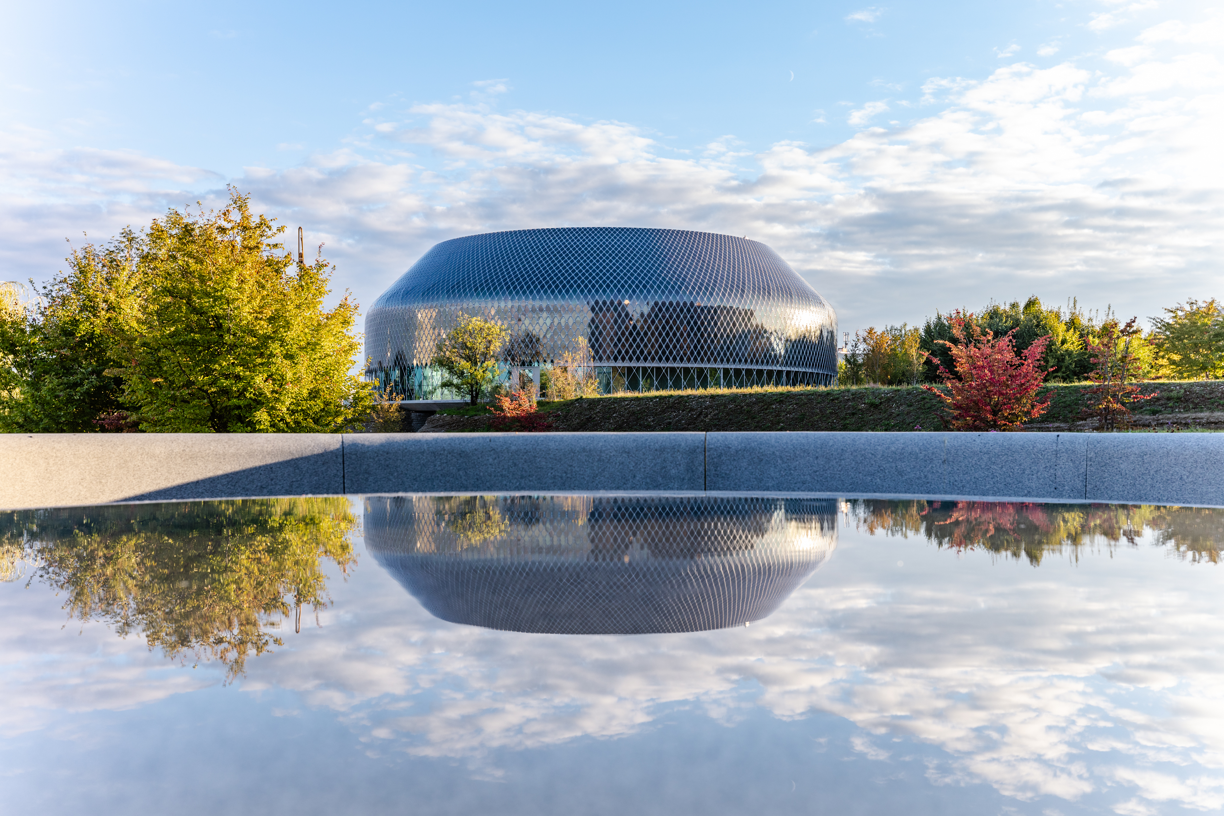 The Novartis Pavillon is located in the Park South of Novartis Campus