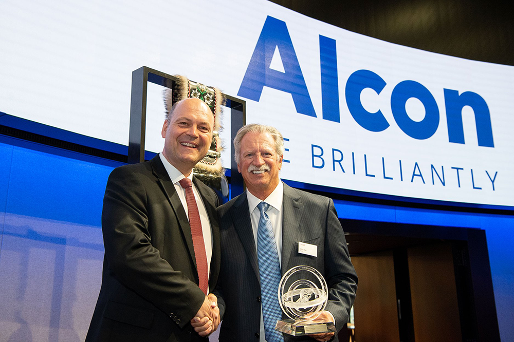 Novartis CFO Harry Kirsch and Alcon Chairman Mike Ball at the SIX Swiss Exchange in Zürich