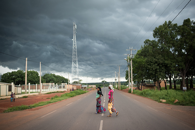 Women crossing the street in Bougoula-Hameau