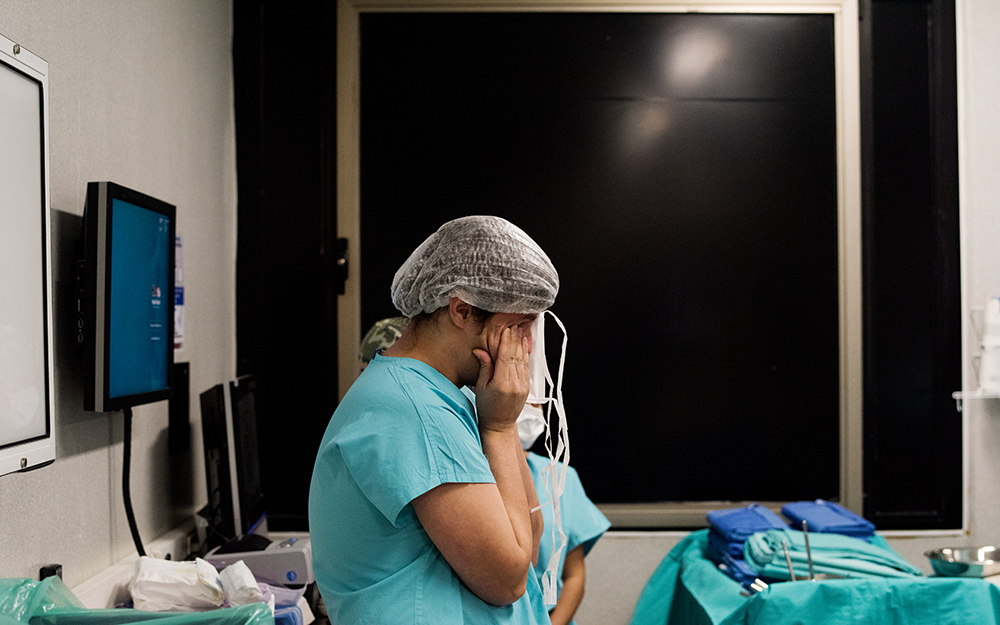 Transplant surgeon finishes preparing donor liver