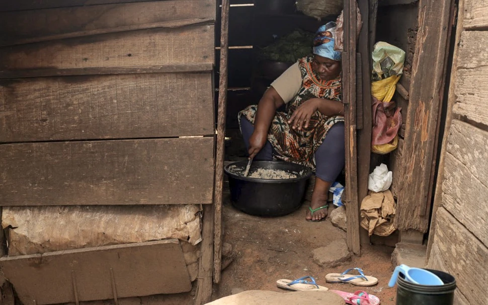 Nyintché prepares a pumpkin seed dish that she sells in the street.