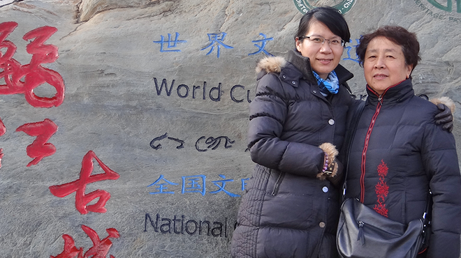 Vicky Qi with mother