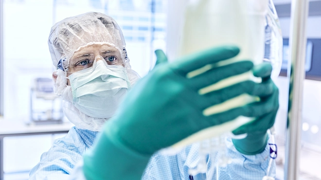 A process operator with culture medium bag