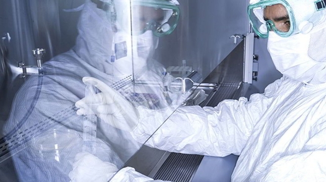An engineer processes CAR-T cells in a laboratory
