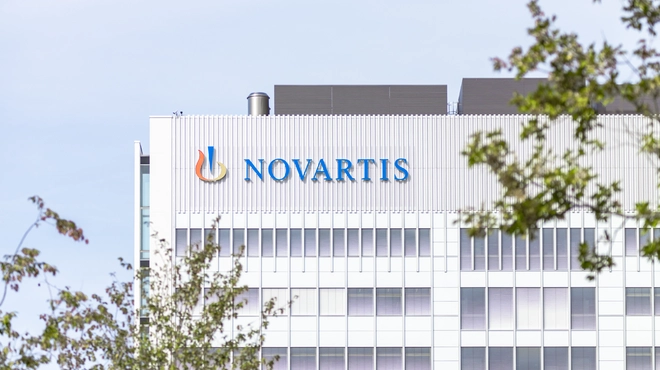 View of the Novartis logo on the Banting 1 building from Park South, Novartis Campus Basel (vertical)