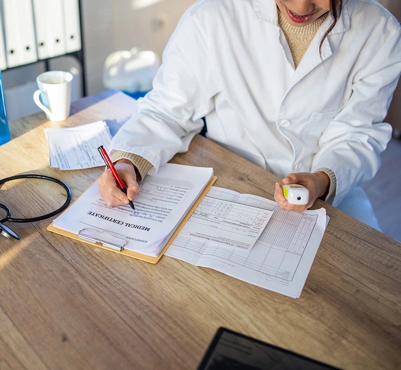 Doktorka zapisujúca výsledky