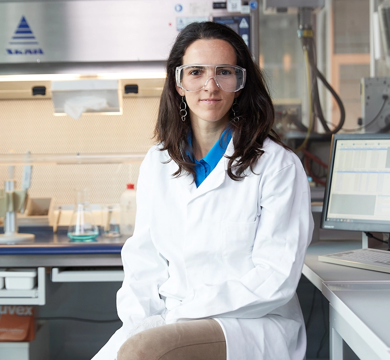 Žena v laboratórnych okuliaroch