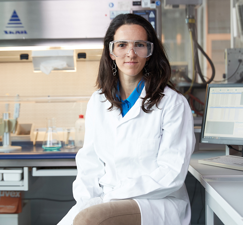 Žena v laboratórnych okuliaroch