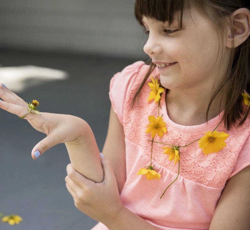Dieťa hrajúce sa s kvetmi
