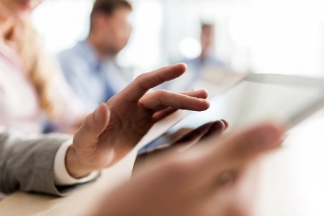 Muž pracujúci s tabletom