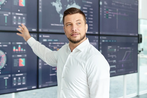 Muž pri prezentácii