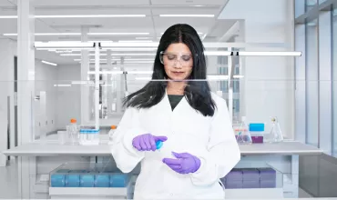 Žena pracujúci v laboratóriu