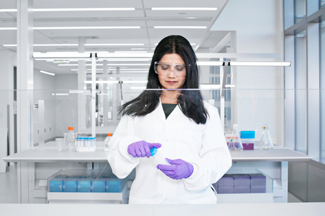 Žena pracujúci v laboratóriu