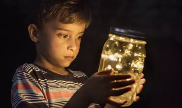 Dieťa pozerajúce sa na svetlo vo fľaši
