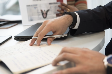 Muž revidujúci dokument