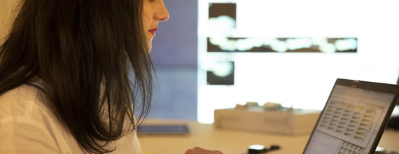 Žena za počítačom